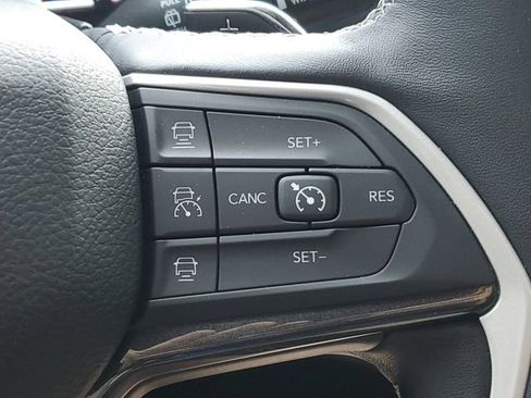Used 2022 Jeep Grand Cherokee Laredo w/ Luxury Tech Group I AWD/4WD image 12