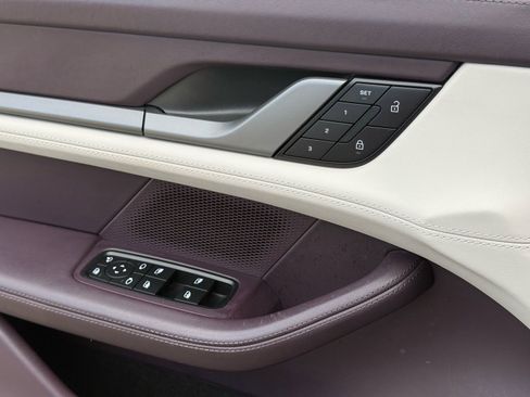 Used 2025 Porsche Taycan image 26