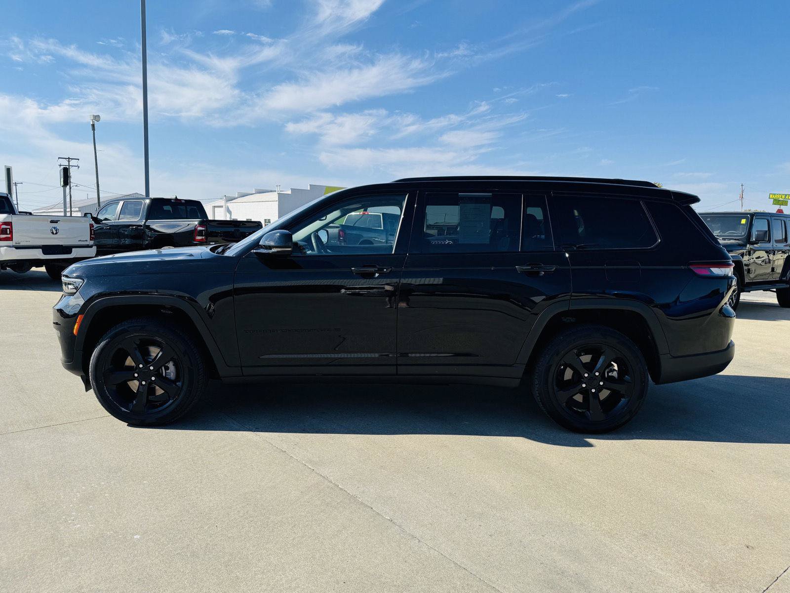 Used 2023 Jeep Grand Cherokee L Limited w/ Black Appearance Package AWD/4WD image 41