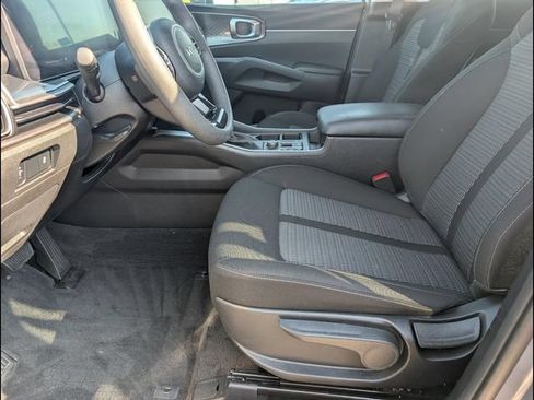 Used 2024 Kia Sorento LX FWD image 9
