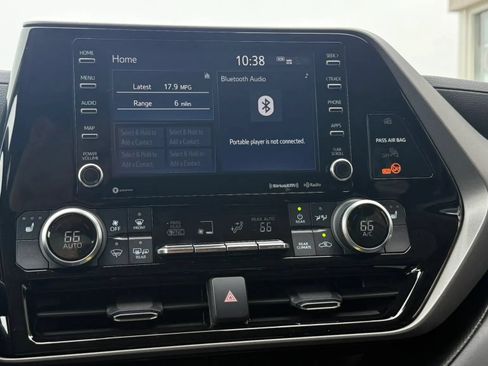 Used 2022 Toyota Highlander XLE AWD/4WD image 18