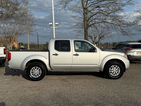 Used 2014 Nissan Frontier SV image 2