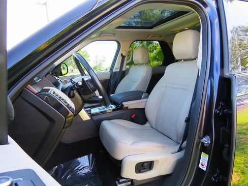 Used 2018 Land Rover Discovery HSE image 24