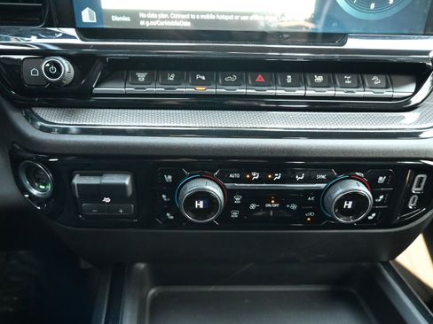 Used 2025 Chevrolet Silverado 2500 ZR2 w/ Technology Package image 27