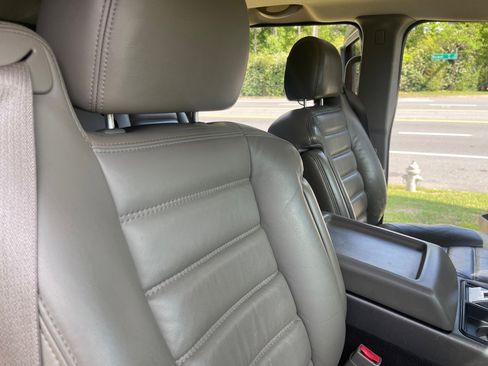 Used 2004 HUMMER H2 w/ Preferred Equipment Group image 29