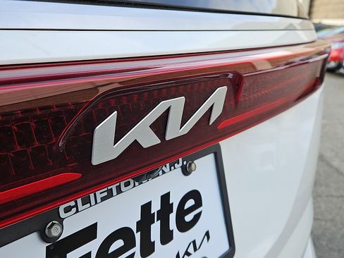 Certified 2023 Kia Carnival EX image 29