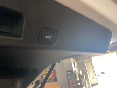 Used 2025 Chevrolet Traverse LT image 8