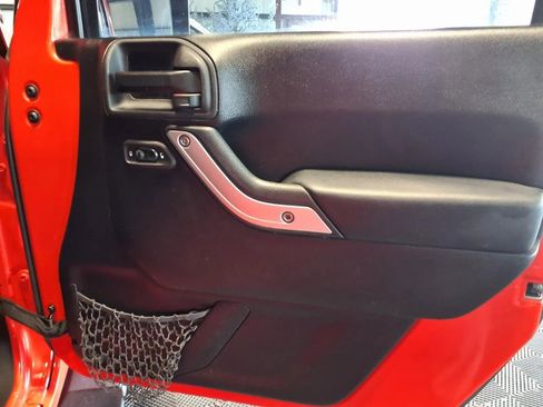 Used 2013 Jeep Wrangler Unlimited Sahara image 12