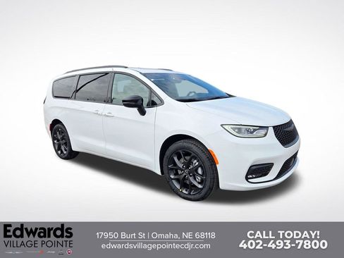 New 2026 Chrysler Pacifica Limited image 1