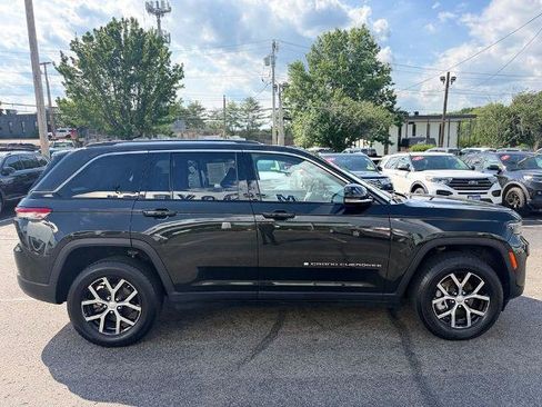 Used 2023 Jeep Grand Cherokee Limited AWD/4WD image 9