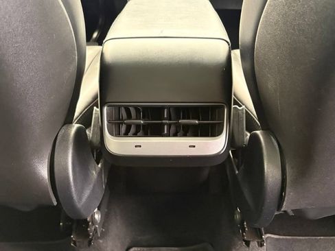 Used 2024 Tesla Model Y Long Range AWD/4WD image 33