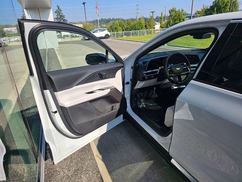 New 2026 Cadillac Lyriq Luxury AWD/4WD image 18