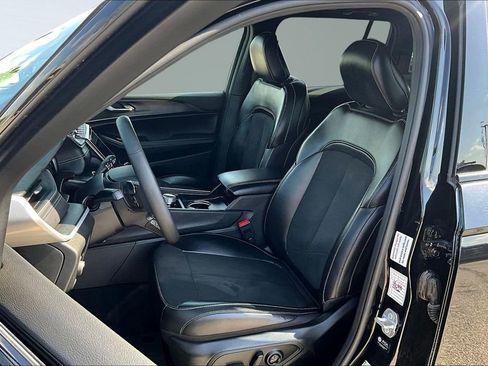 Used 2025 Jeep Grand Cherokee Altitude image 22