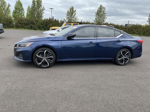 Used 2023 Nissan Altima 2.5 SR FWD image 2