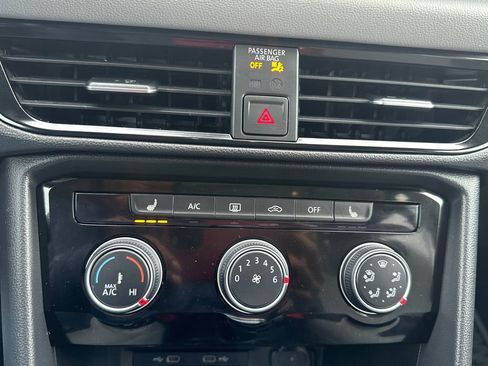 Used 2023 Volkswagen Taos SE w/ Panoramic Sunroof Package image 11