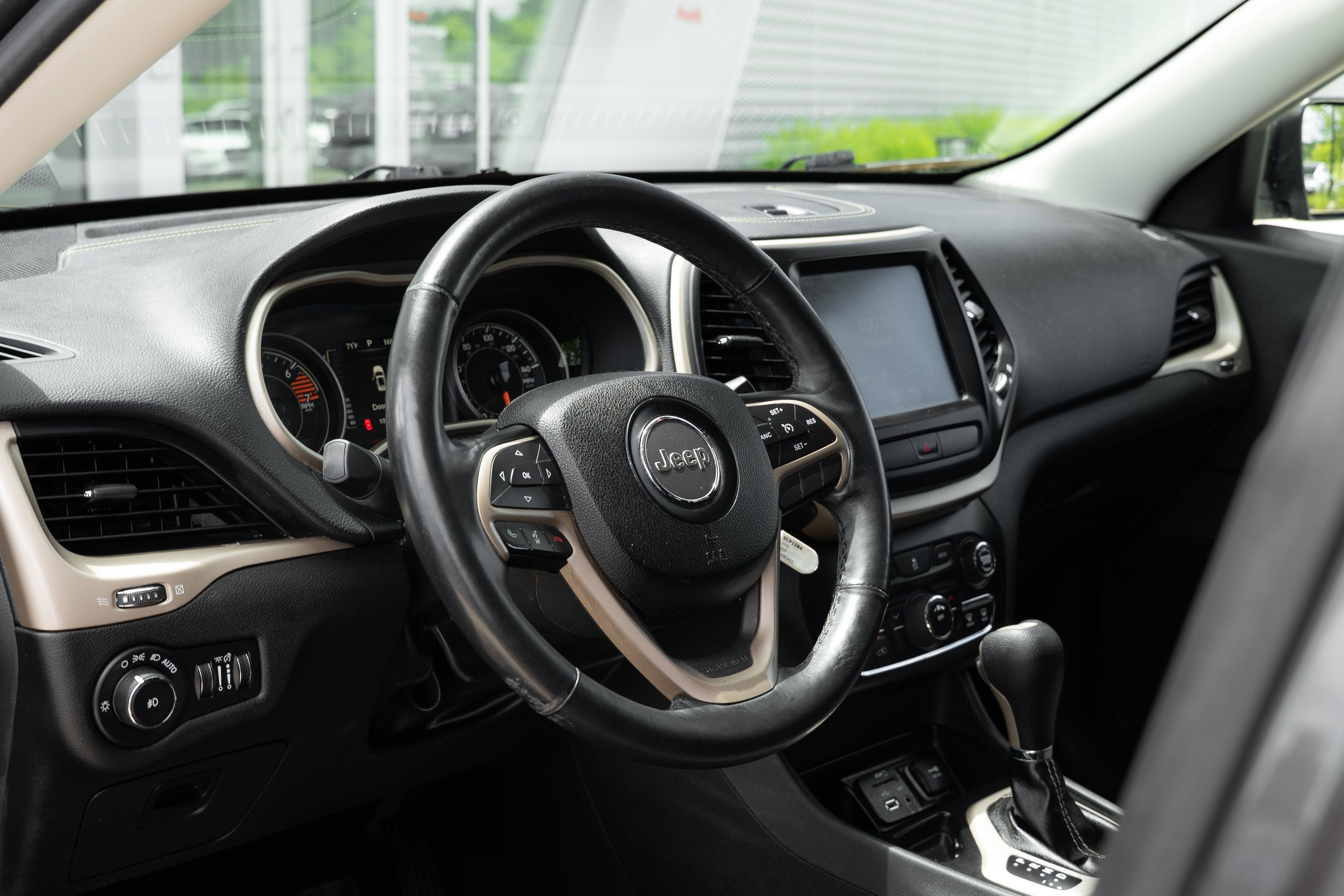 Used 2016 Jeep Cherokee Latitude w/ Cold Weather Group FWD image 11