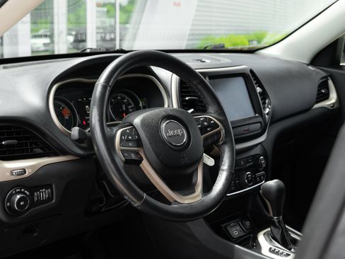 Used 2016 Jeep Cherokee Latitude w/ Cold Weather Group FWD image 11
