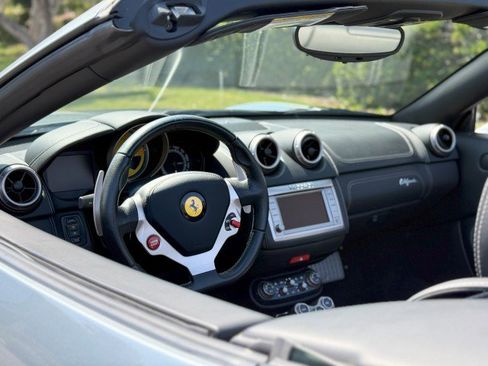 Used 2013 Ferrari California image 24