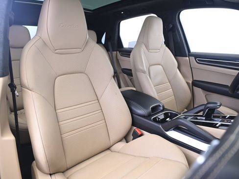 Certified 2023 Porsche Cayenne Turbo AWD/4WD image 24