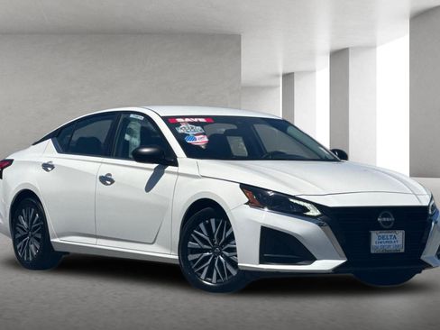Used 2025 Nissan Altima 2.5 SV FWD image 2