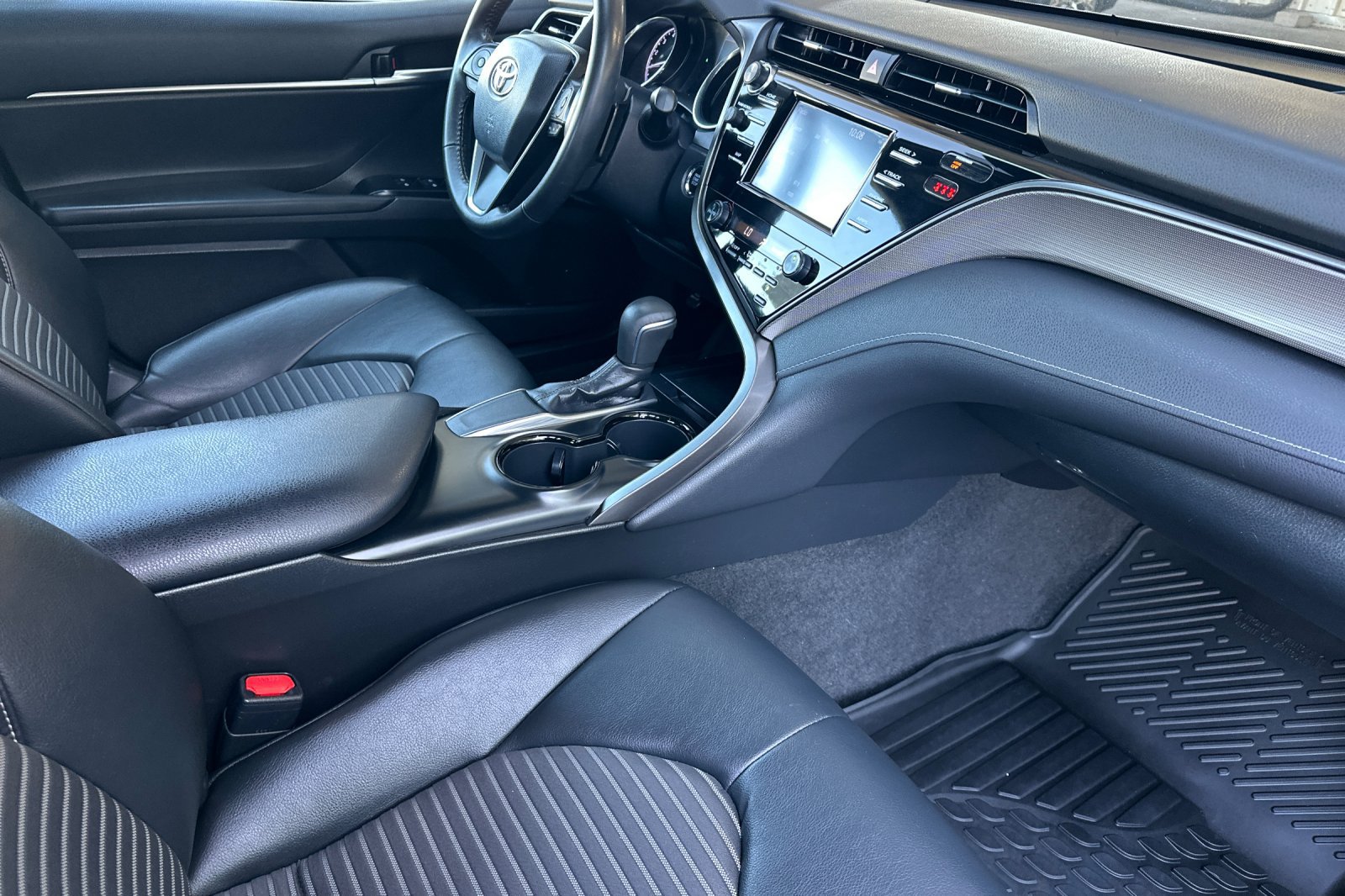 Used 2019 Toyota Camry SE w/ Convenience Package FWD image 14