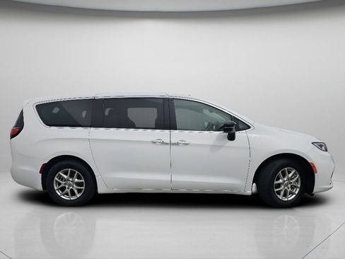 Used 2024 Chrysler Pacifica Touring-L FWD image 22