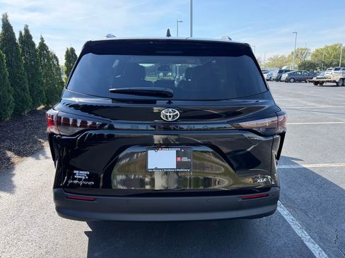 New 2026 Toyota Sienna XLE image 3