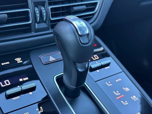 Certified 2025 Porsche Macan AWD/4WD image 24