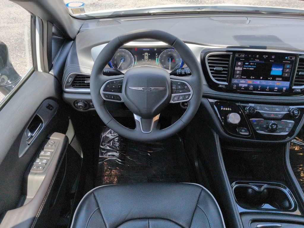 Used 2026 Chrysler Pacifica Limited FWD image 16