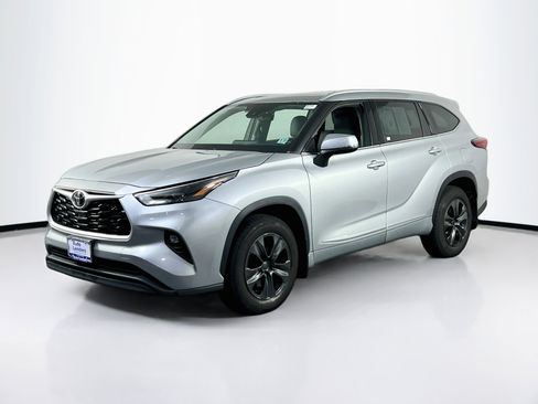 Used 2022 Toyota Highlander XLE image 1