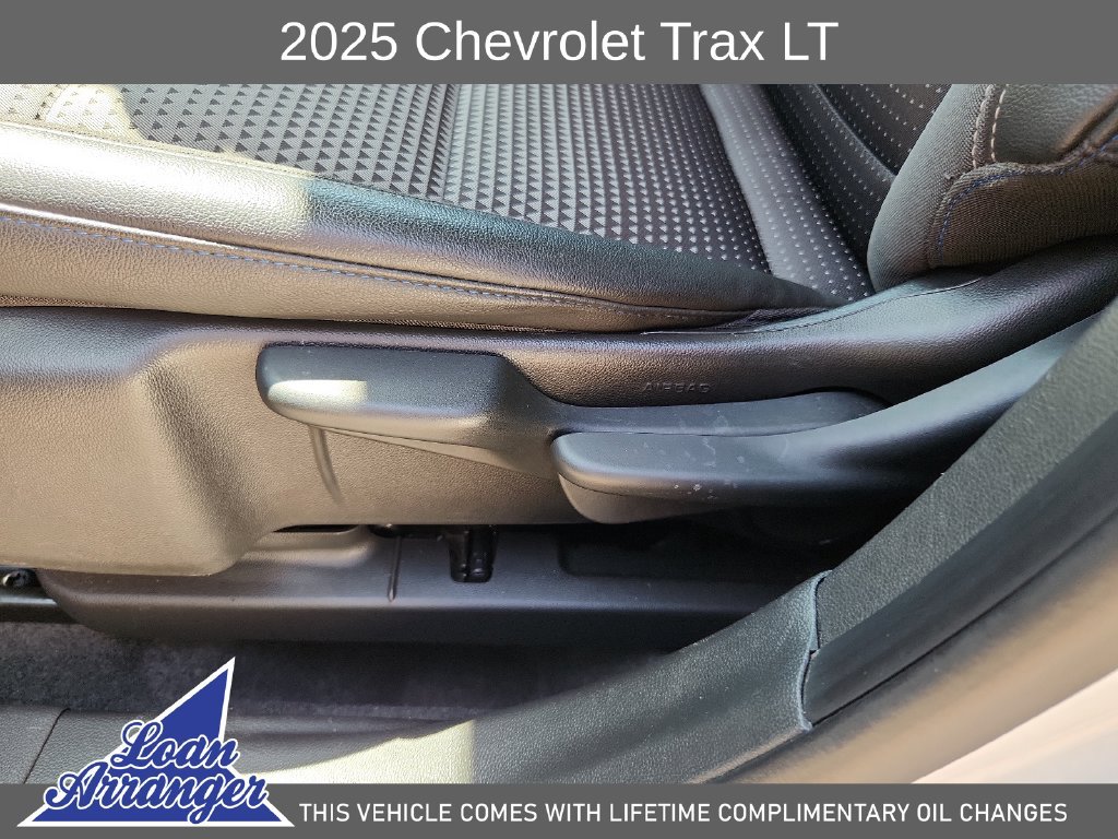 Used 2025 Chevrolet Trax LT FWD image 22