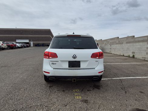 Used 2014 Volkswagen Touareg Sport image 4