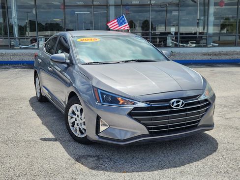 Used 2019 Hyundai Elantra SE image 2