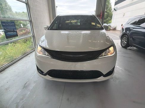 Used 2020 Chrysler Pacifica Touring w/ S Appearance Package FWD image 6