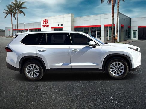 Used 2024 Toyota Grand Highlander XLE image 2