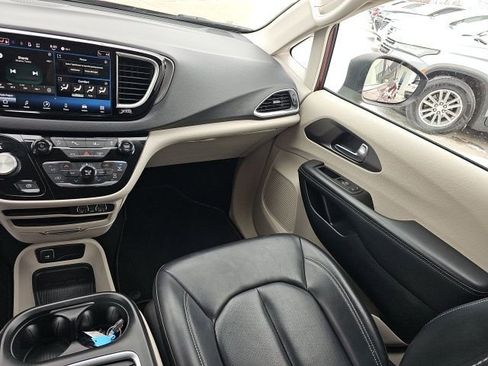 Used 2023 Chrysler Pacifica Touring-L image 26