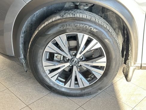 Used 2023 Nissan Rogue SV w/ SV Premium Package image 16