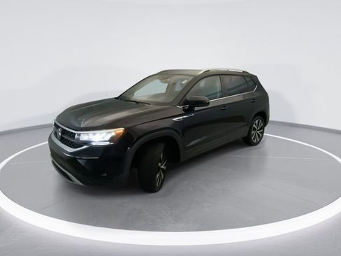 Used 2024 Volkswagen Taos SE FWD image 2