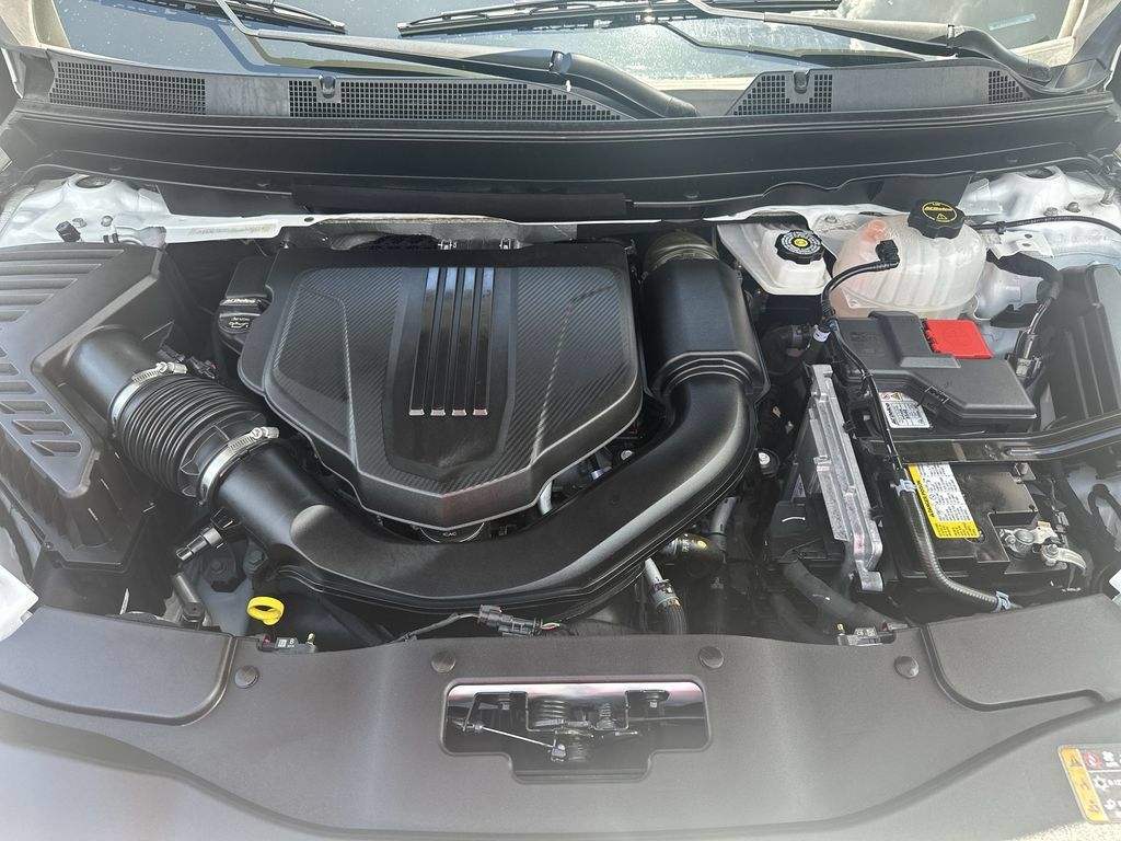 Used 2025 Chevrolet Traverse LT FWD image 32