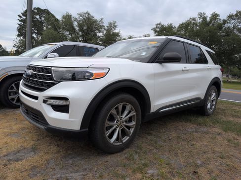 Used 2020 Ford Explorer XLT w/ Equipment Group 202A AWD/4WD image 5