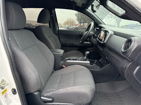 Used 2017 Toyota Tacoma TRD Sport image 11