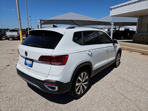 Used 2024 Volkswagen Taos SE FWD image 8