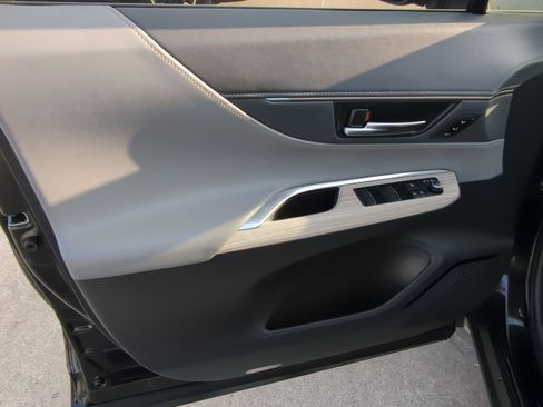 Used 2023 Toyota Venza XLE image 13