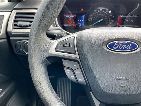 Used 2017 Ford Fusion SE w/ Fusion SE Technology Package image 10