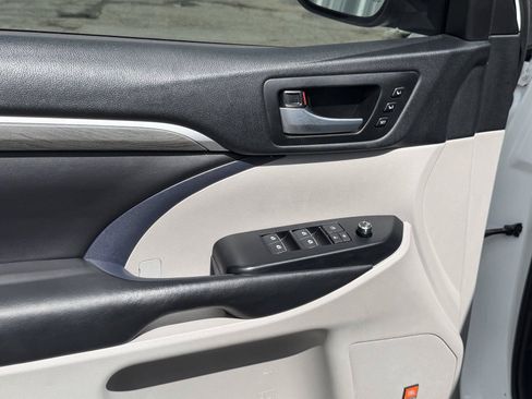 Used 2018 Toyota Highlander Limited Platinum FWD image 13