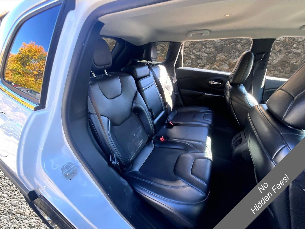 Used 2019 Jeep Cherokee Latitude Plus FWD image 22