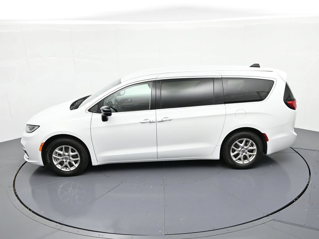 Used 2024 Chrysler Pacifica Touring-L FWD image 18