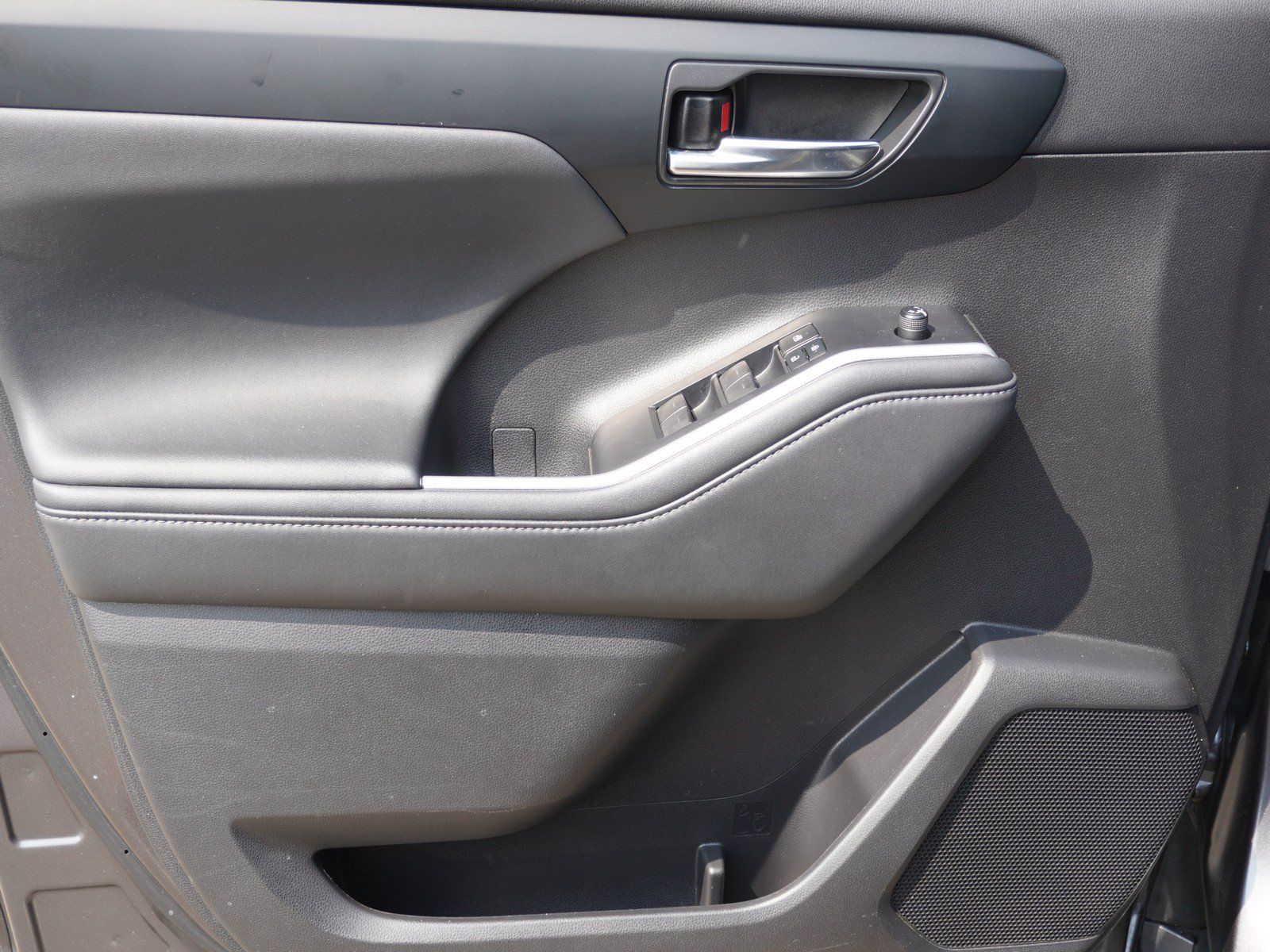 Used 2022 Toyota Highlander XLE FWD image 21