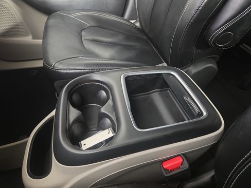 Used 2022 Chrysler Pacifica Touring-L image 28