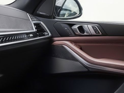 Used 2023 BMW X7 M60i image 29